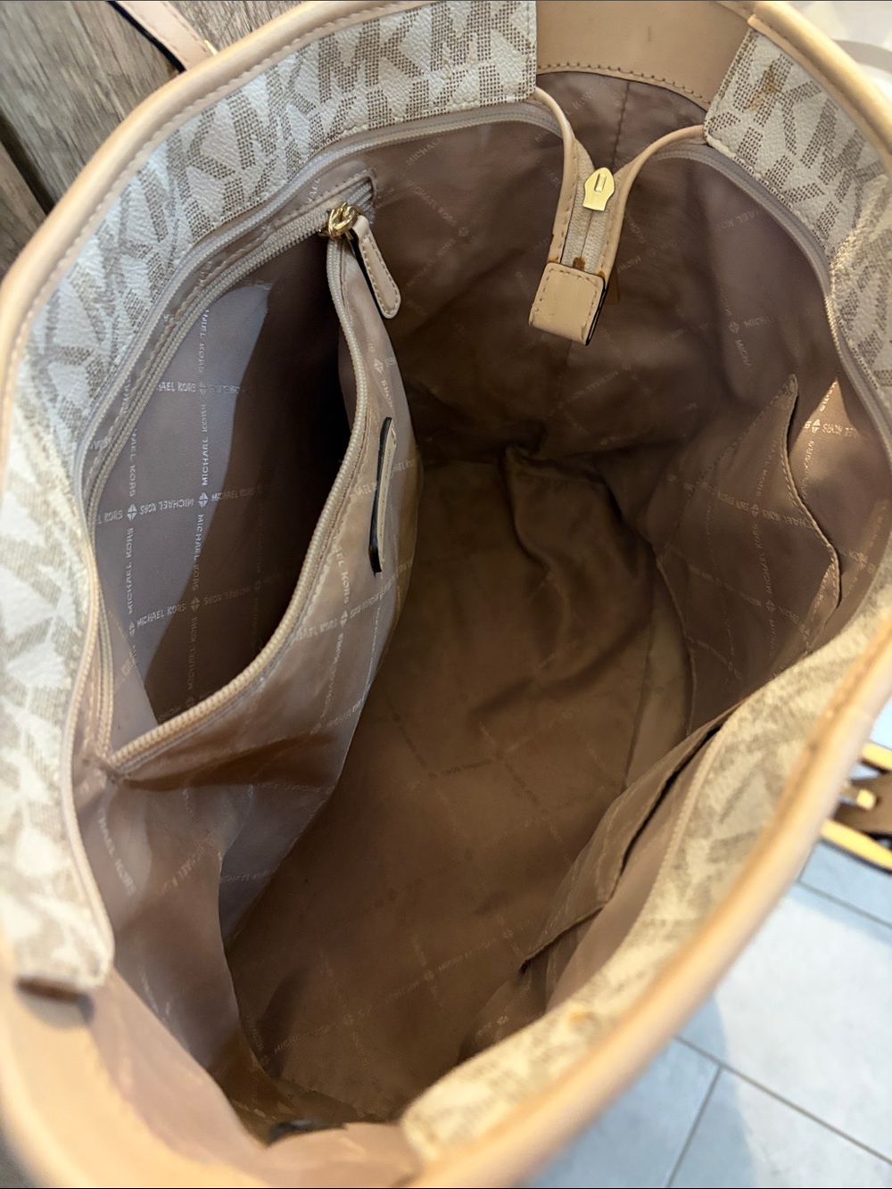 Michael Kors vanilla Jet Set Tote MK Logo with Gold Charm purse bag signature - Picture 2 of 11